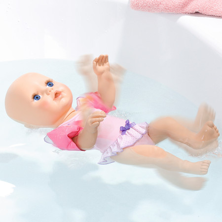 Фото6 Интерактивная кукла BABY ANNABELL - НАУЧИ МЕНЯ ПЛАВАТЬ (43 см, с аксессуарами, плавает в воде) Каталог