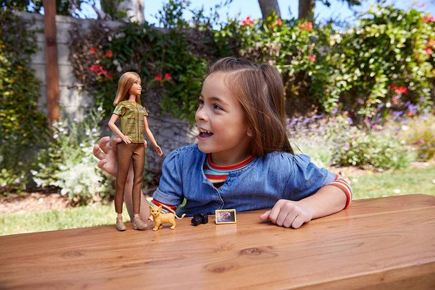 Кукла Барби фотожурналист Barbie Photojournalist Doll GDM46 изображение 2