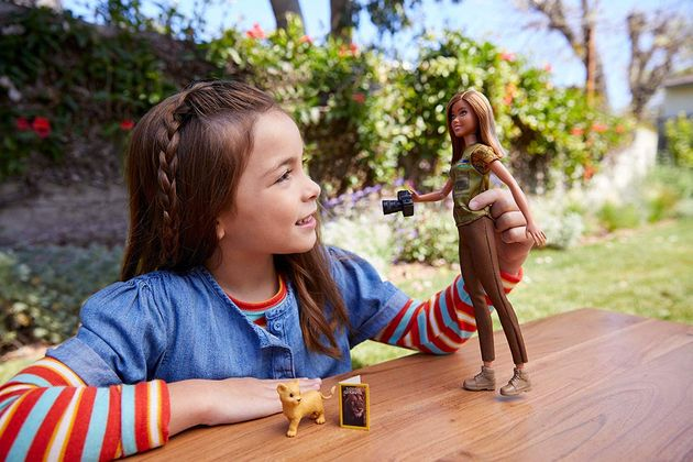 Кукла Барби фотожурналист Barbie Photojournalist Doll GDM46 изображение 3
