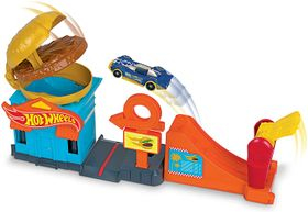 Игровой набор Хот Вилс Приключения в бургерной Hot Wheels Downtown Burger Dash изображение 