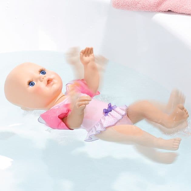 Фото6 Интерактивная кукла BABY ANNABELL - НАУЧИ МЕНЯ ПЛАВАТЬ (43 см, с аксессуарами, плавает в воде) Каталог