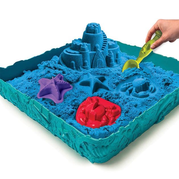 Фото4 Набор песка для детского творчества - KINETIC SAND ЗАМОК ИЗ ПЕСКА (голубой, 454 г, формочки, лоток) Каталог