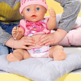 Фото9 Кукла BABY BORN серии "Нежные объятия" - ОЧАРОВАТЕЛЬНАЯ МАЛЫШКА (43 см, с аксессуарами) Каталог