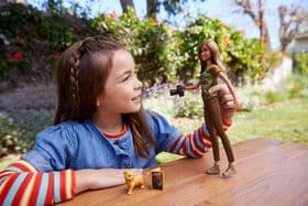 Кукла Барби фотожурналист Barbie Photojournalist Doll GDM46 изображение 3