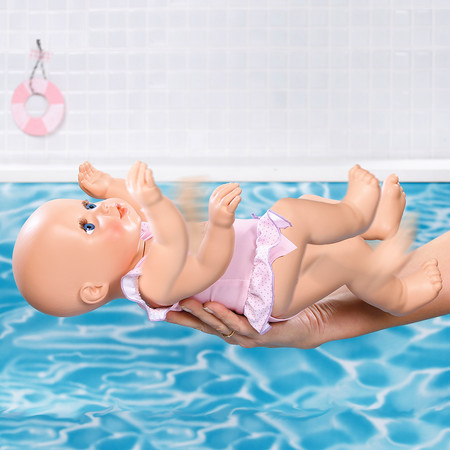 Фото5 Интерактивная кукла BABY ANNABELL - НАУЧИ МЕНЯ ПЛАВАТЬ (43 см, с аксессуарами, плавает в воде) Каталог