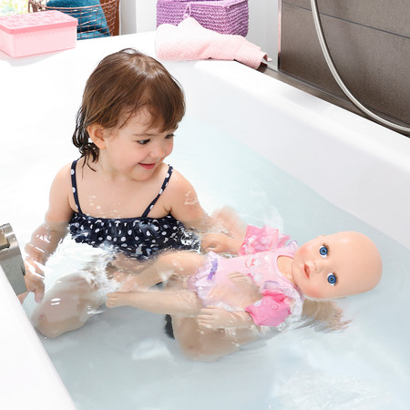 Фото7 Интерактивная кукла BABY ANNABELL - НАУЧИ МЕНЯ ПЛАВАТЬ (43 см, с аксессуарами, плавает в воде) Каталог