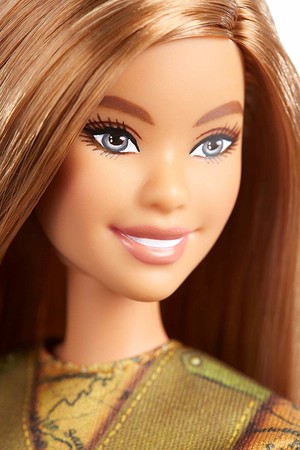 Кукла Барби фотожурналист Barbie Photojournalist Doll GDM46 изображение 6