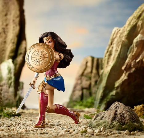 Кукла Чудо-женщина с мечом и щитом DC Wonder Woman Deluxe doll with shield and sword FDF39 изображение 3