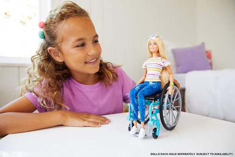 Кукла Барби в кресле-коляске Barbie Fashionistas Doll with Rolling Wheelchair GGL22 изображение 3