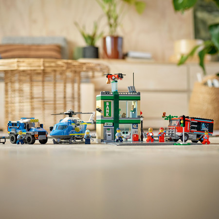 Конструктор Лего Погоня полиции в банке Lego City (915 дет) изображение 3