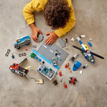 Конструктор Лего Погоня полиции в банке Lego City (915 дет) изображение 4