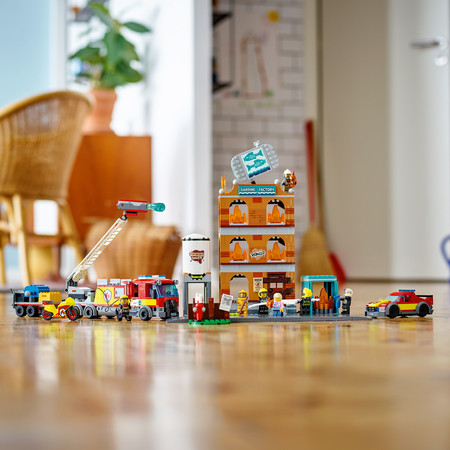 Конструктор Лего Пожарная бригада Lego City (766 дет) изображение 3