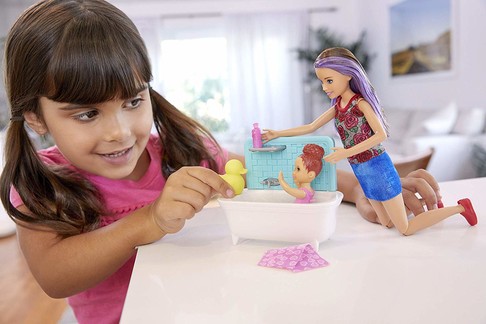 Игровой набор Барби Скиппер няня Время купаться Barbie Skipper Babysitters Bathtime Playset FXH05 изображение 3
